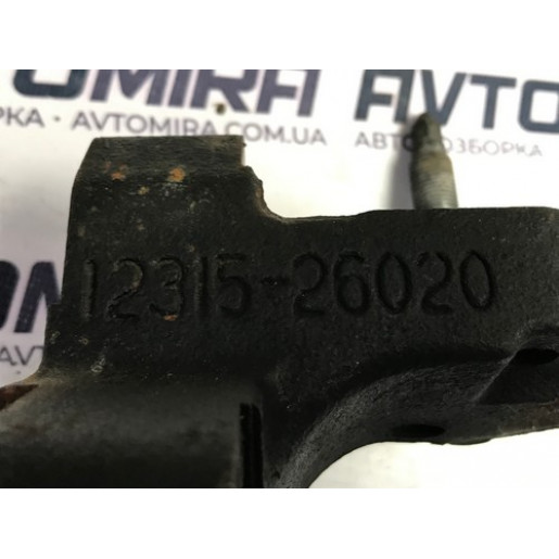 Кронштейн двигуна правий Toyota Avensis T25 2.2 D-4D 2003-2008 1231526020